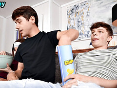 18 jahre, In den arsch, Blasen, Schwul, Handjob, Zierlich, Dürr, Jungendliche (18+)