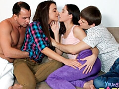 Amateur, Gros cul, Grosse bite, Gros seins, Sucer une bite, En levrette, Le plan cul à quatre, Maigrichonne
