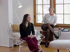 Blondine, Braunhaarige, Kompletter film, Lesbisch, Lecken, Büro, Muschi, Realität