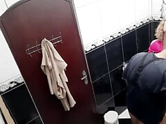 Salle de bains, Derrière les coulisses, Sucer une bite, Éjaculer dans la bouche, Hd, Lesbienne, Mère que j'aimerais baiser, Suçant