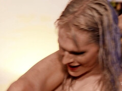 Grosse titten, Blasen, Braunhaarige, Hundestellung, Aufs gesicht abspritzen, Küssen, Pool, Nass