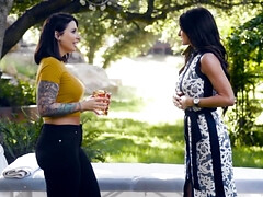 Большая жопа, Пальцем, Секс без цензуры, Лесбиянка, Массаж, На природе, Киски, Тату