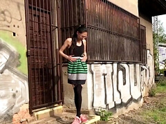 Brunette brune, Femelle, Doigter, Lunettes, Masturbation, Orgasme, Public, Chatte