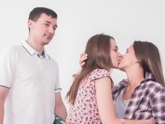 デカパイ, フェラチオ, バック, 女 人男 人, 手コキする, 自然山雀, ティーン, 三人