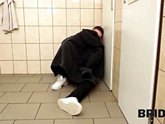 In den arsch, Grosser arsch, Grosse titten, Braunhaarige, Betrug, Strümpfe, Toilette, Hochzeit