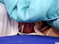 Américain, Salle de bains, Brunette brune, Faciale, Hard, Masturbation, Douche, Nénés