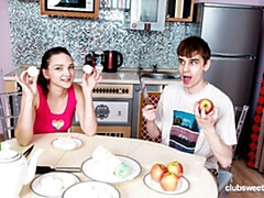 Grosser schwanz, Braunhaarige, Hundestellung, Küche, Natürlichen titten, Zierlich, Dürr, Jungendliche (18+)