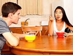 Aziatisch, Bruinharig, Handbeurt, Keuken, Likken, Mager, Tiener, Tieten likken