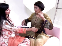 イギリス人, ディルド, インド人, 下着, 淫乱熟女, 母, 小柄, ティーン