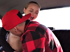 Tussi, Braunhaarige, Auto, Europäisch, Hardcore, Masturbation, Pov, Ablutschen
