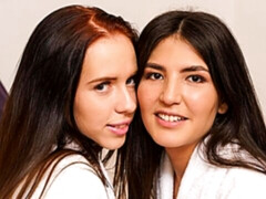 Braunhaarige, Fingern, Küssen, Lesbisch, Masturbation, Muschi, Entkleiden, Jungendliche (18+)