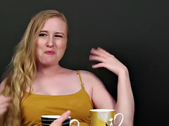 Grote mammen, Pijpbeurt, Naakte man aangeklede vrouw, Europees, Dominante vrouw, Groep, Handbeurt, Tieten likken