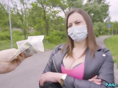 Grosser arsch, Grosse titten, Hundestellung, Handjob, Milf, Im freien, Pov, Entkleiden