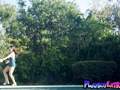 Bikini, Blonde, Brunette brune, Petite amie, Lesbienne, De plein air, Petite femme, Maigrichonne