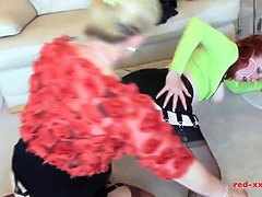 Britisch, Kehlenfick, Dildo, Lesbisch, Milf, Mutti, Rotschopf, Spielzeuge