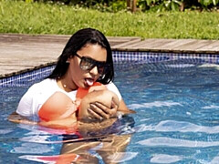 Amateur, Belle grosse femme bgf, Gros cul, Rondelette, Doigter, Piscine, Solo, Dénudage