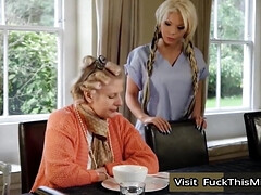 Anaal, Grote kont, Rondborstig, Sperma, Hondjeshouding, Moeder die ik wil neuken, Tieten likken, Speelgoed