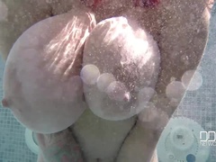 Arsch, Grosser arsch, Grosse titten, Britisch, Füsse, Pool, Solo, Tätowierung