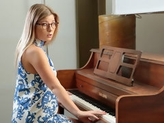 Blond, Pijpbeurt, Handbeurt, Likken, Kut duiken, Geschoren, Strippen, Tieten likken