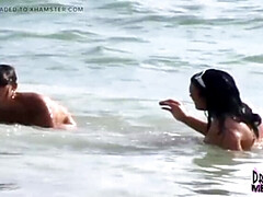 Enthousiasteling, Strand, Hd, Lesbisch, Naakt, Buiten, Openbaar, Nat