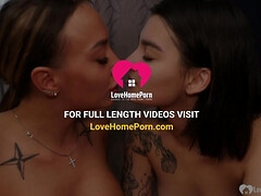 Lieveling, Sperma shot, 1 man 2 vrouwen, Hd, Zoenen, Gezichtspunt, Tatoeage, Trio