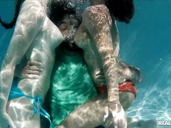 Blasen, Kehlenfick, Küssen, Lecken, Orgie, Im freien, Pool, Flotter dreier