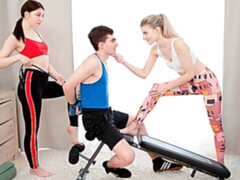 Grosse bite, Sucer une bite, En levrette, 2 femmes 1 homme, Seins naturels, Sport, Adolescente, Nénés