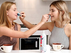 Gros cul, Gros seins, Blonde, Doigter, Embrassement, Masturbation, Dénudage, Adolescente