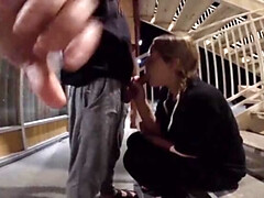 Amateur, Gros seins, Sucer une bite, Attrapée, Couple, Hôtel, Seins naturels, Public