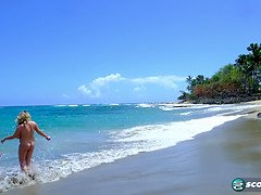 Tetas grandes, Bikini, Rubia, Tetona, Linda, Natural, Tetas naturales, Piscina