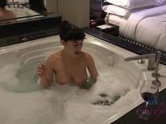 Amateur, Salle de bains, Brunette brune, Doigter, Petite amie, Culottes ou slips, Chatte, Cheveux courts