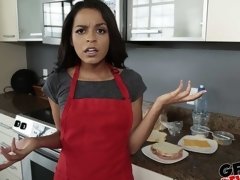 Gros cul, Noire, Sucer une bite, En levrette, Branlette thaïlandaise, Interracial, Cuisine, Adolescente