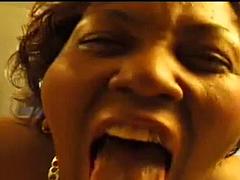 Grote mammen, Zwart, Bruinharig, Handbeurt, Hardcore, Interraciaal, Rijpe lesbienne, Tieten likken