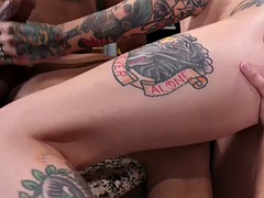 Анальный секс, Красотки, Бисексуалы, Кончили внутрь, Двойное проникновение, Геи, Тату, Втроем