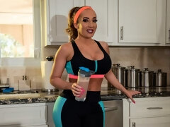Gros cul, Gros seins, Sucer une bite, En levrette, Doigter, Branlette thaïlandaise, Cuisine, Mère que j'aimerais baiser