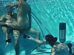 Chica, Mamada, Sexo duro, Masturbación, Piscina, Público, Adolescente, Trio