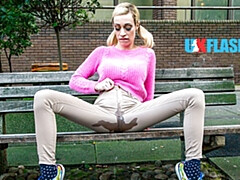 Tetas grandes, Británico, Autobús, Fetiche, Despelote, Al aire libre, Orinar, Público
