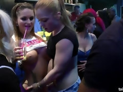 Aangekleed, Dansen, Eten, Hardcore, Zoenen, Lesbisch, Naakt, Pornster