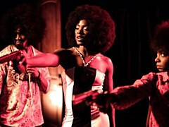 Gros cul, Grosse bite, Sucer une bite, En levrette, Interracial, Seins naturels, Adolescente, Nénés