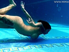 Playa, Bikini, Masturbación, Madres para coger, Al aire libre, Público, Tetas, Bajo el agua