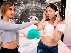 Смазливые, Лесбиянка, Лизание, Бритые, Тощие, Софткор, Стриптизерша, Сиськи