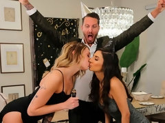 Blonde, Sucer une bite, En levrette, 2 femmes 1 homme, Doigter, Branlette thaïlandaise, Rasée, Plan cul à trois
