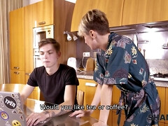 Blond, Keuken, Rijpe lesbienne, Naakt, Kort haar, Zoon, Kousen, Tieten likken