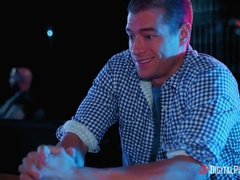 Lécher le cul, Grosse bite, En levrette, Bâillonner, Poilue, De plein air, Piercing, Cheveux courts