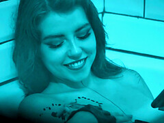 In den arsch, Blasen, Braunhaarige, Kehlenfick, Aufs gesicht abspritzen, Lecken, Piercing, Flotter dreier