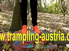 Gebondenheid, Bruinharig, Voeten, Dominante vrouw, Fetisj, Meesteres, Openbaar, Slaaf