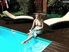 Femelle, Fétiche, Petite amie, Piscine, Public, Adolescente, Nénés, Sous marin