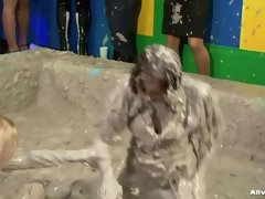 Pelea de gatas, Desnudo, Mojado, Lucha