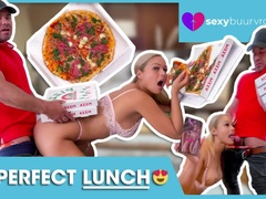 I fuck a delivery guy while eating my pizza: SASHA (Holland Porn) - SEXYBUURVROUW.com