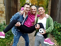 18 jaar, Grote kont, Grote lul, Blond, Hondjeshouding, Natuurlijke tieten, Tiener, Tieten likken